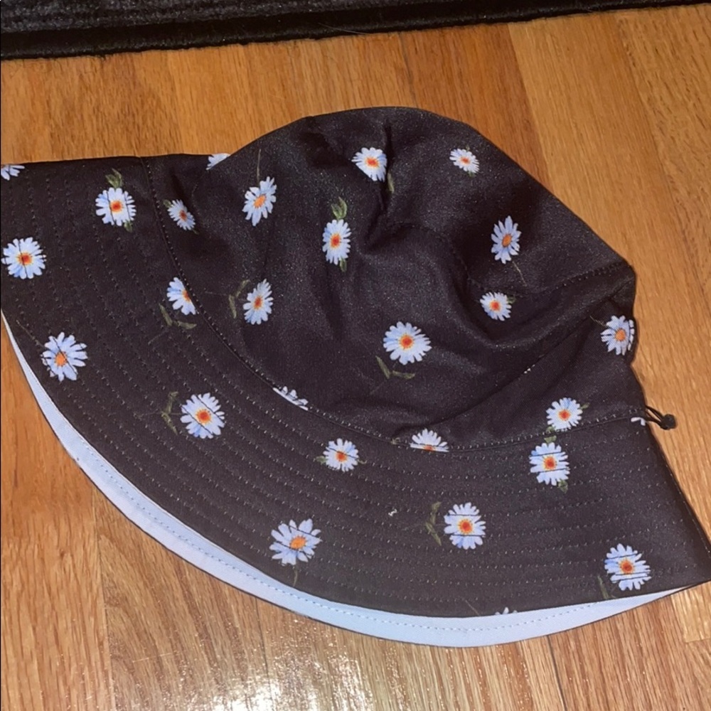 Alice + Olivia Reversible Bucket 🧢